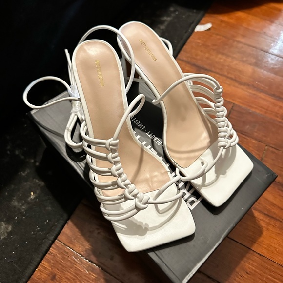 Pretty Little Thing - Picture 4 of 5